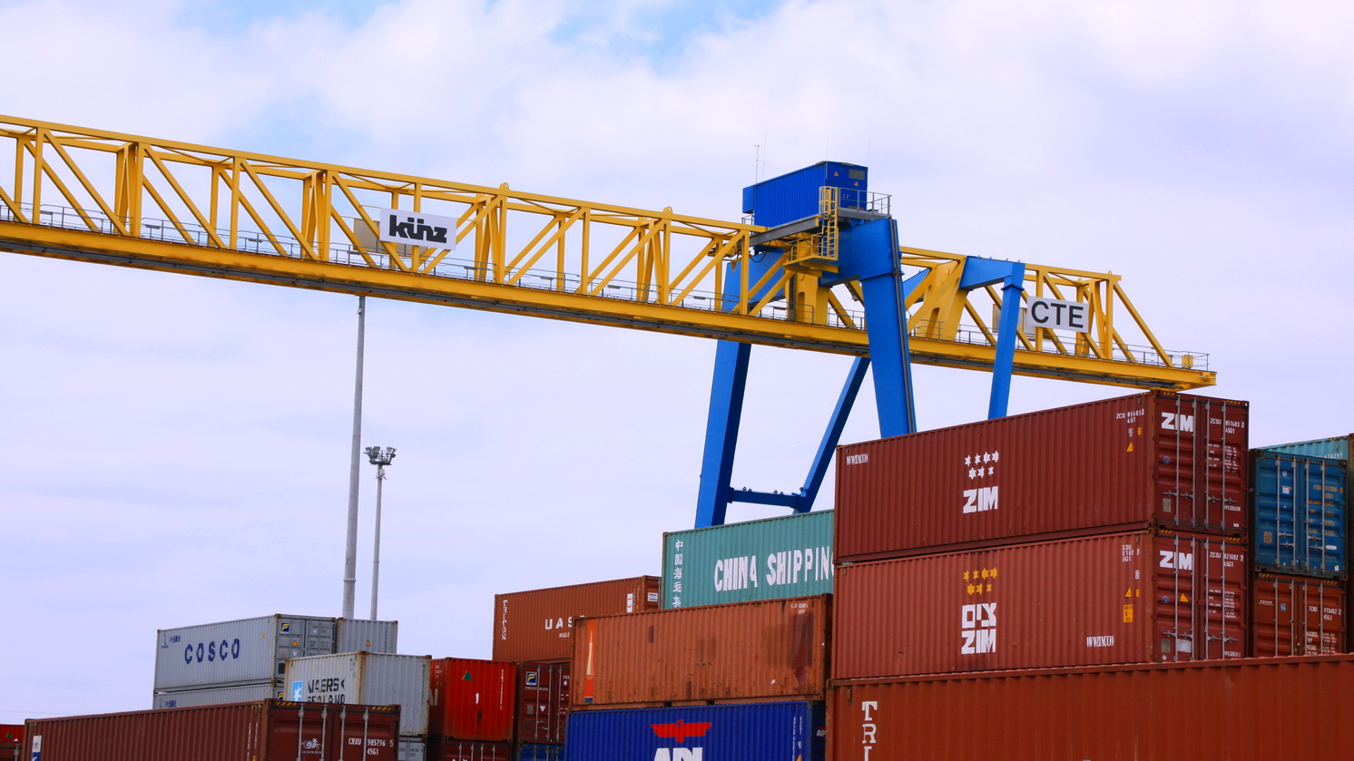 Container im Hafen16_9 Container im Hafen16_9